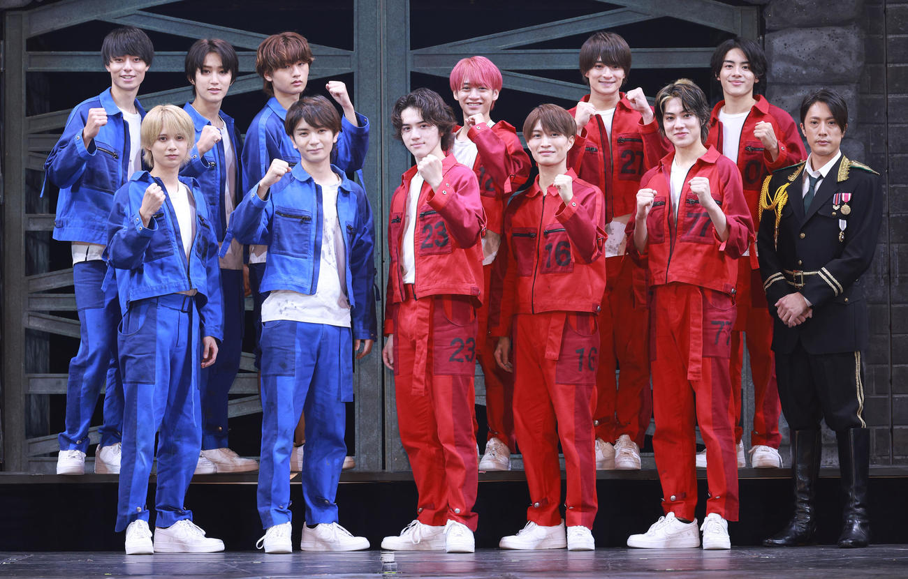舞台「少年たち」初日前会見を行う、前列左から井上瑞稀、高橋優斗、岩崎大昇、那須雄登、佐藤龍我、内博貴、後列左から作間龍斗、橋本涼、猪狩蒼弥、藤井直樹、浮所飛貴、金指一世（撮影・中島郁夫）