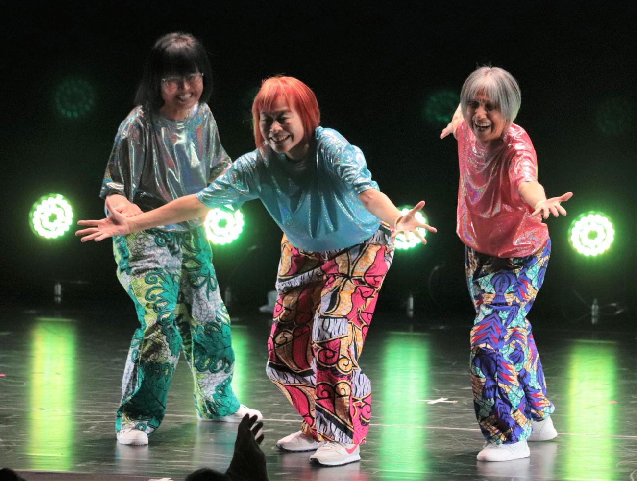 「第1回　FIDA GOLD CUP」でダンスを披露した通称「三婆ズ」の「BACK STREET SAMBERS」の左からMichiyo、Hiromi、Keiko（撮影・藤塚大輔）