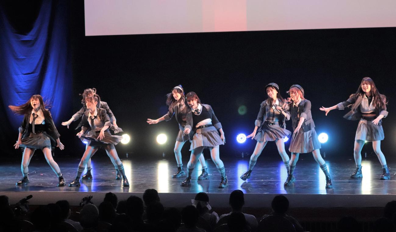 「第1回　FIDA GOLD CUP」にゲストとして登壇しダンスを披露したAKB48のメンバー（撮影・藤塚大輔）