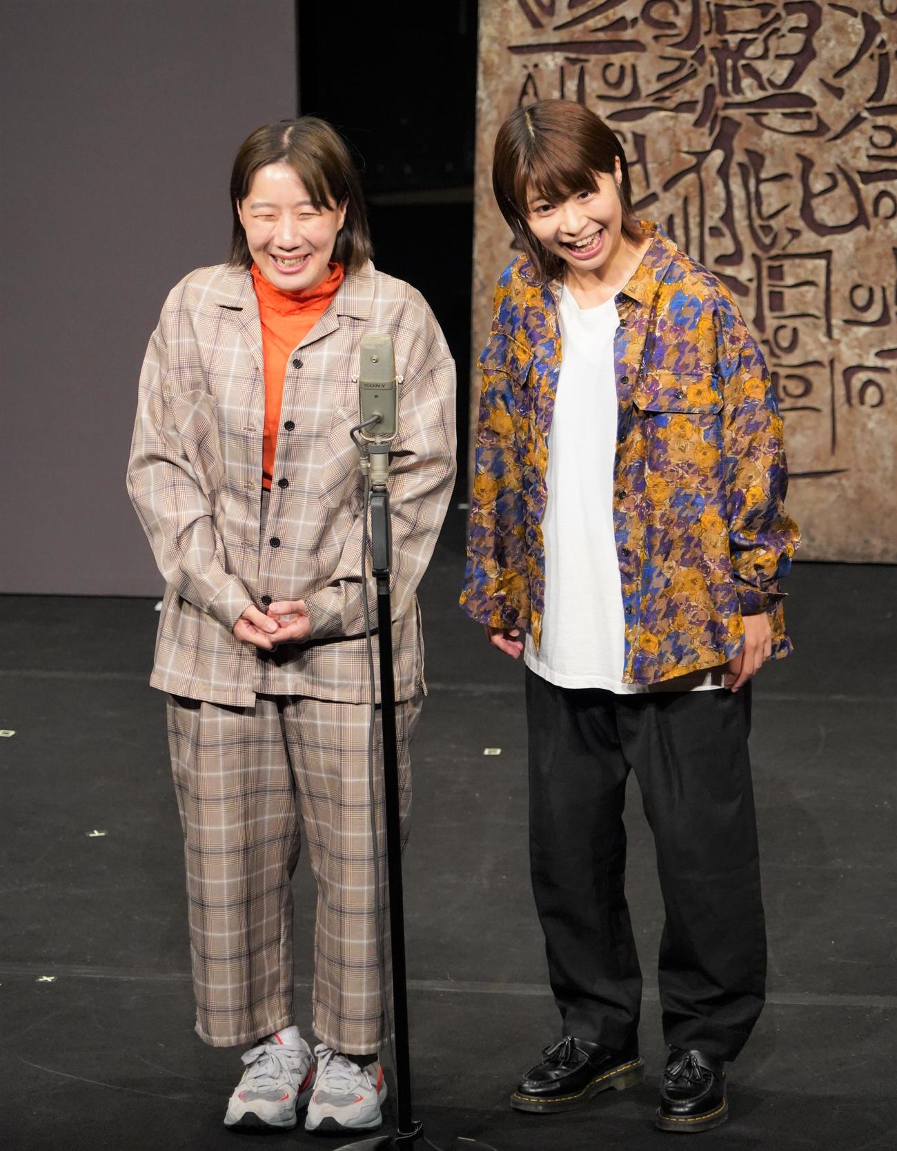単独ライブ「与、坐さうず」を開催したお笑いコンビ、Aマッソの村上（左）と加納（22年8月28日）