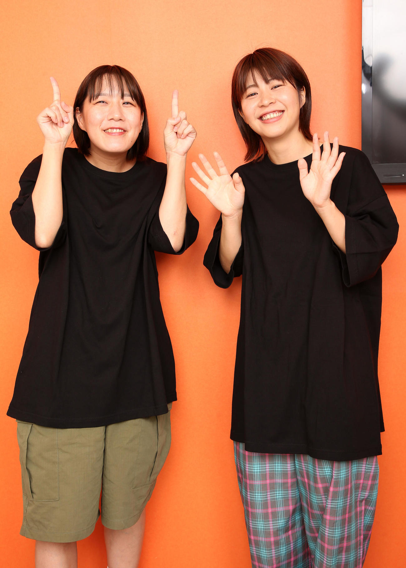 面白ポーズを決めるAマッソ村上愛（左）と加納愛子
