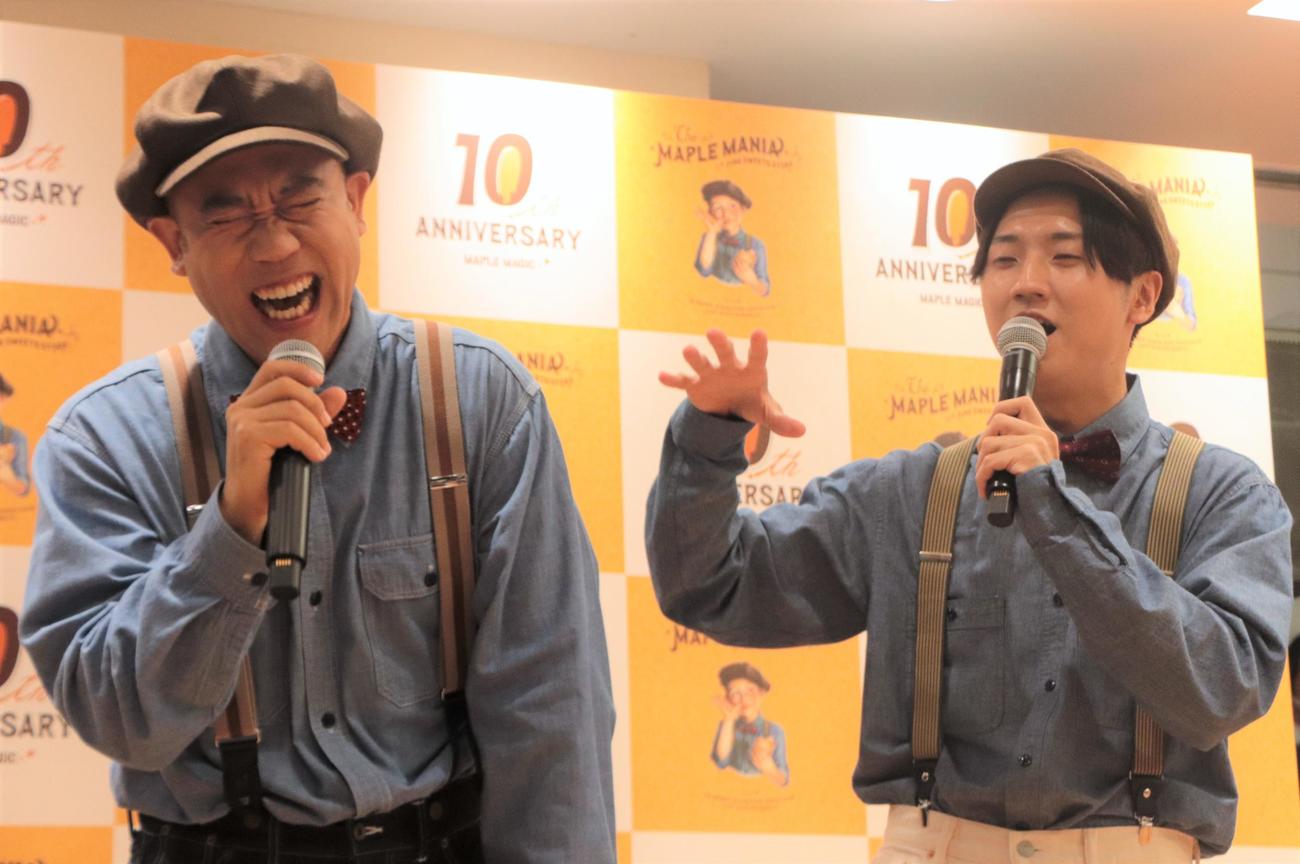「ザ・メープルマニア10周年記念出発式」でコロコロチキチキペッパーズのナダル（左）にツッコミを入れる西野創人（撮影・藤塚大輔）