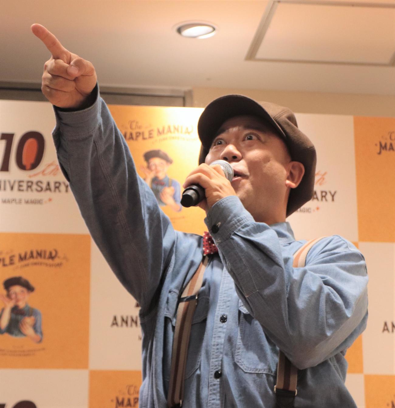 「ザ・メープルマニア10周年記念出発式」に登壇するコロコロチキチキペッパーズのナダル（撮影・藤塚大輔）