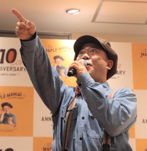 「ザ・メープルマニア10周年記念出発式」に登壇するコロコロチキチキペッパーズのナダル（撮影・藤塚大輔）