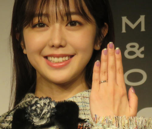 結婚指輪を披露する峯岸みなみ（22年9月3日）