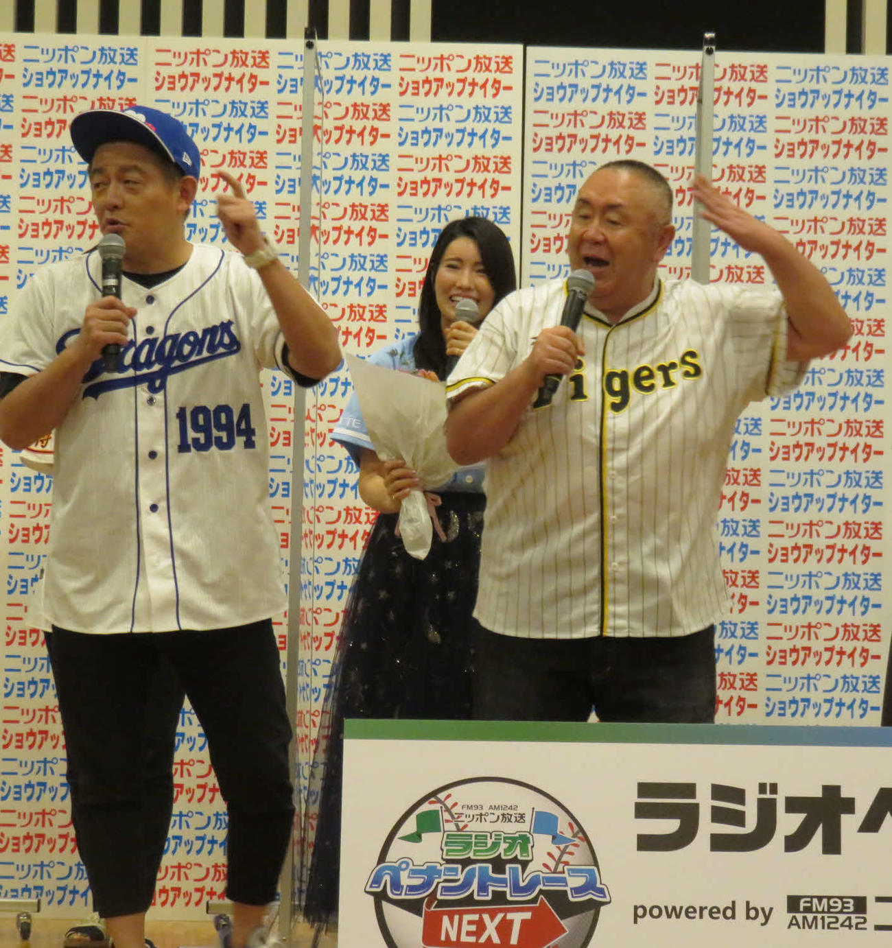 松村邦洋（右）から花束を贈られると思った井戸田潤（左）と花束と受け取った倉持明日香