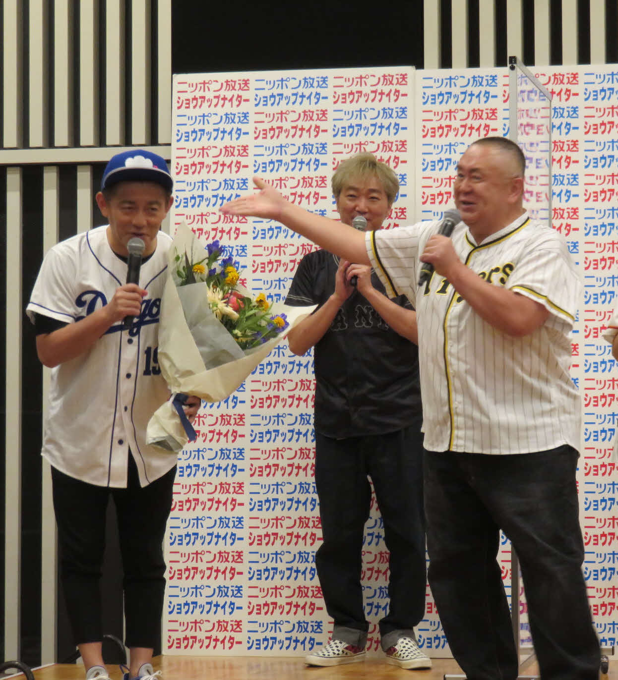 松村邦洋（右）から花束を贈られた井戸田潤（左）と小沢一敬