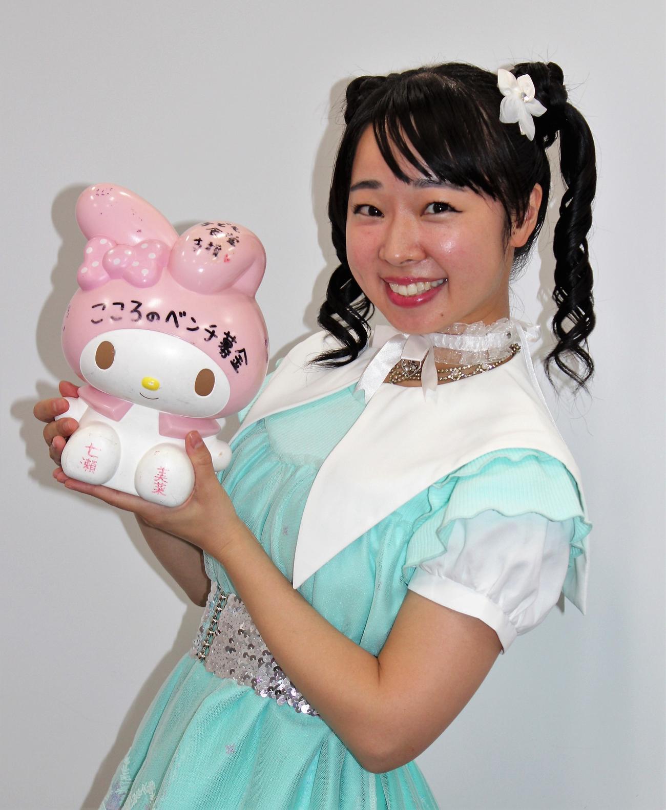 子ども食堂応援PRのために来社した七瀬美菜（撮影・鎌田敏晴）
