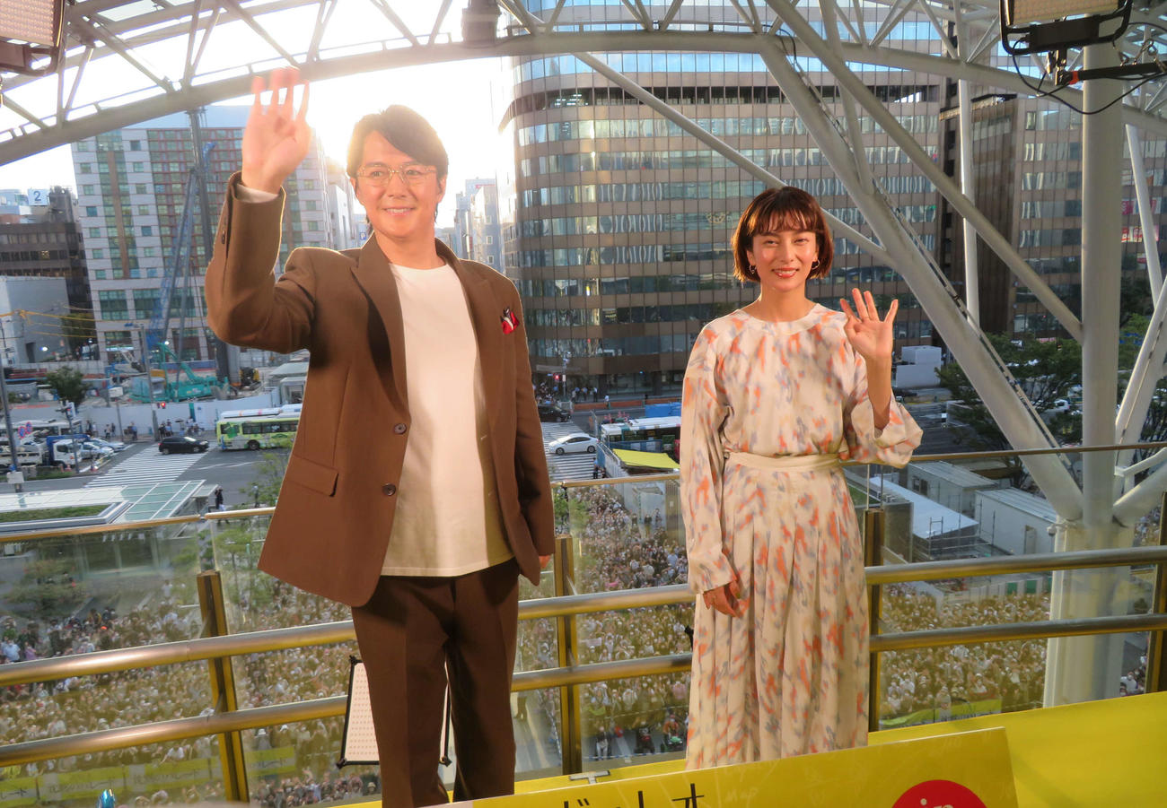 主演映画「沈黙のパレード」ファンミーティングが行われたJR博多駅前広場を背に、笑顔の福山雅治と柴咲コウ（撮影・村上幸将）