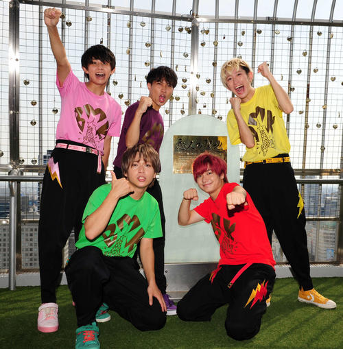 BMKが新曲ヒット祈願イベント開催 名古屋シンボルの外階段を“新記録”で駆け上がり2曲披露 - 音楽 : 日刊スポーツ