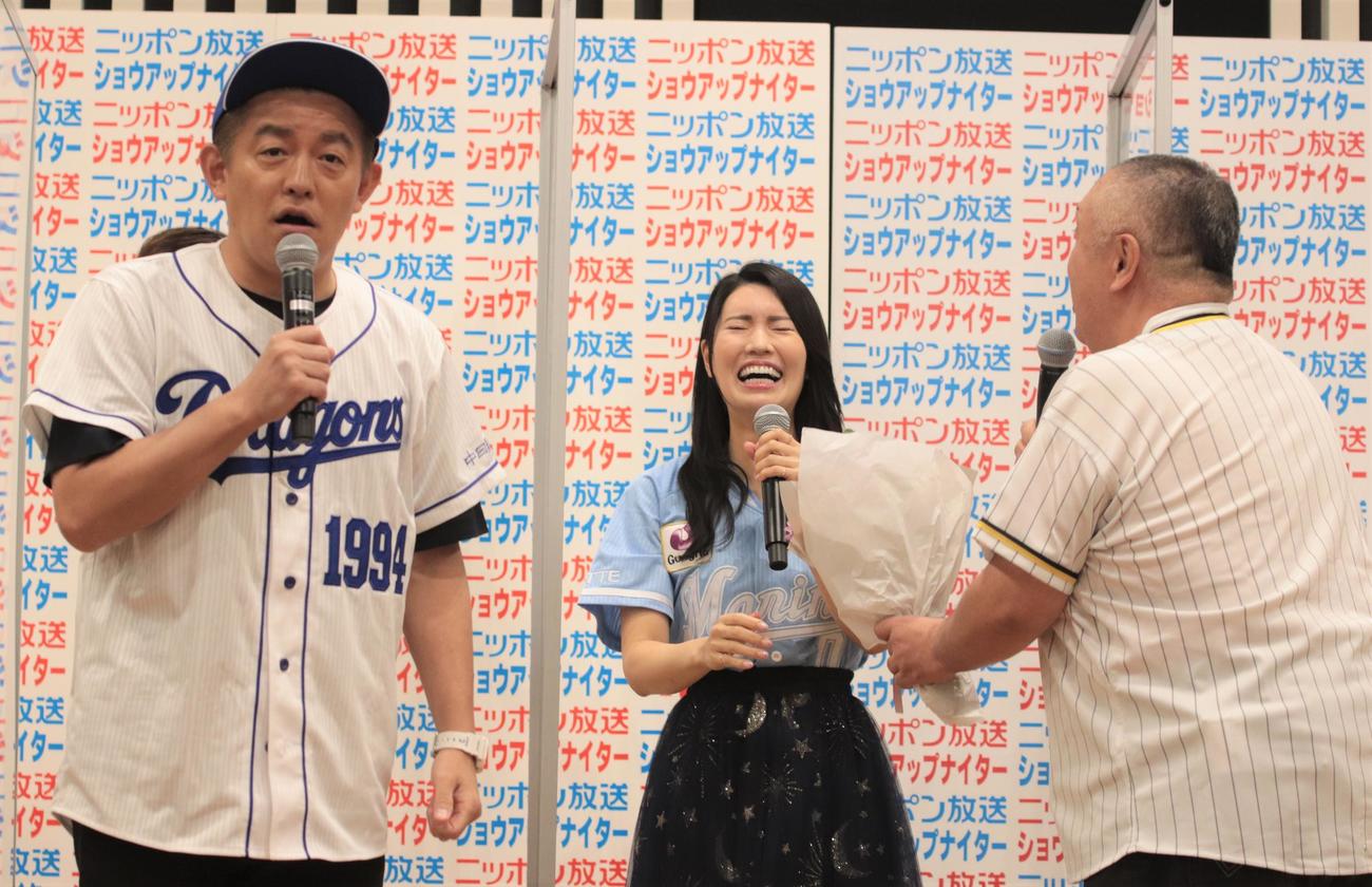 ニッポン放送のラジオ新番組「ラジオペナントレースNEXT powerd by　ニッポン放送ショウアップナイター」制作発表会見に登壇し花束を貰い損ねるスピードワゴン井戸田潤（左）。中央は倉持明日香、右は松村邦洋（撮影・藤塚大輔）
