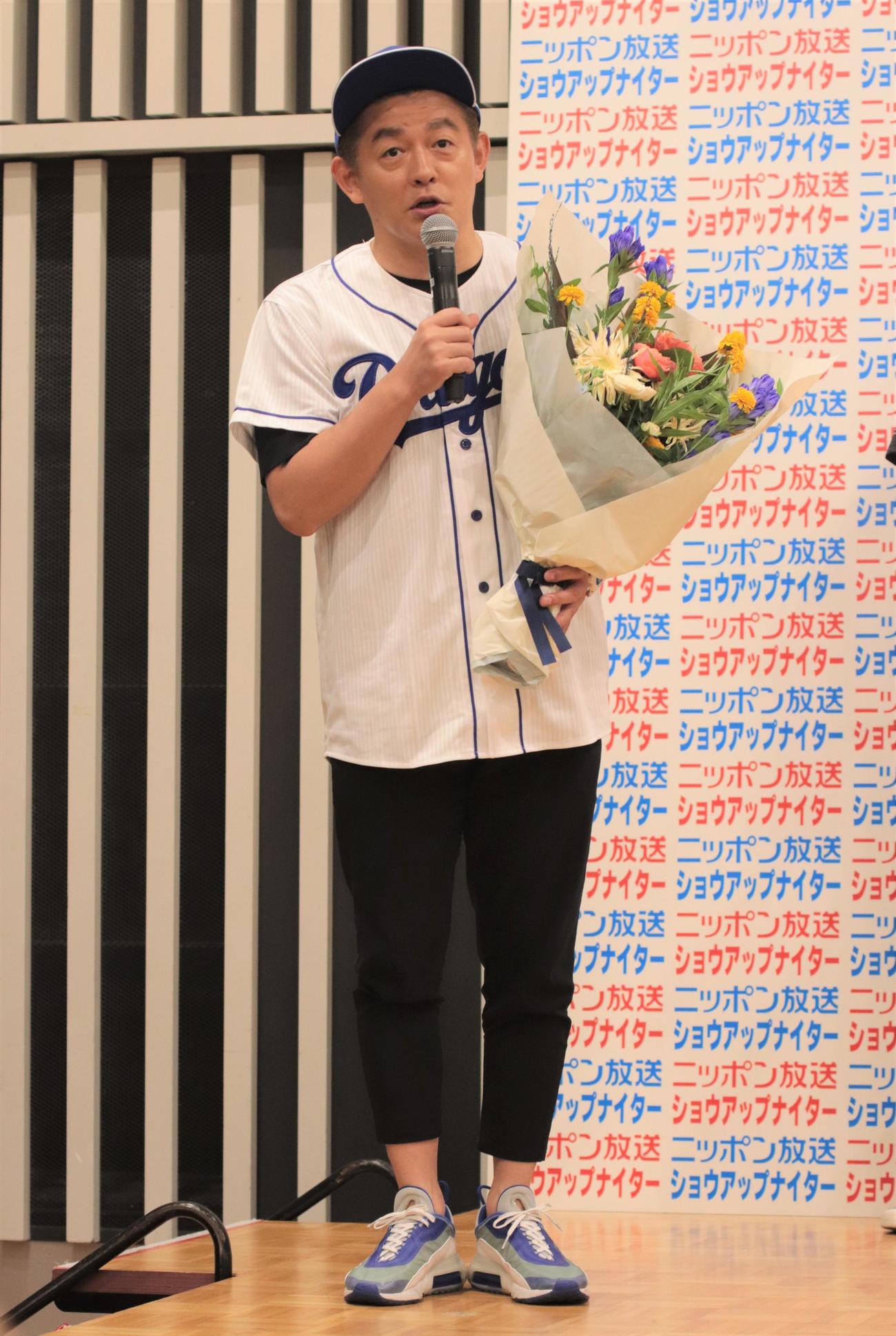 花束を手に会見するスピードワゴン井戸田潤（撮影・藤塚大輔）