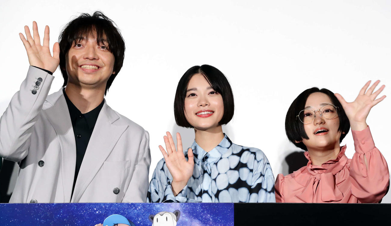 「ぼくらのよあけ」完成披露試写会で、笑顔で手を振る、左から横三浦大知、杉咲花、悠木碧（撮影・浅見桂子）