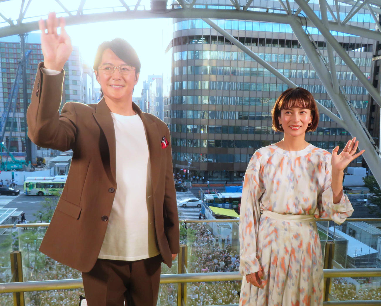 主演映画「沈黙のパレード」ファンミーティングが行われたJR博多駅前広場を背に、笑顔の福山雅治と柴咲コウ（撮影・村上幸将）