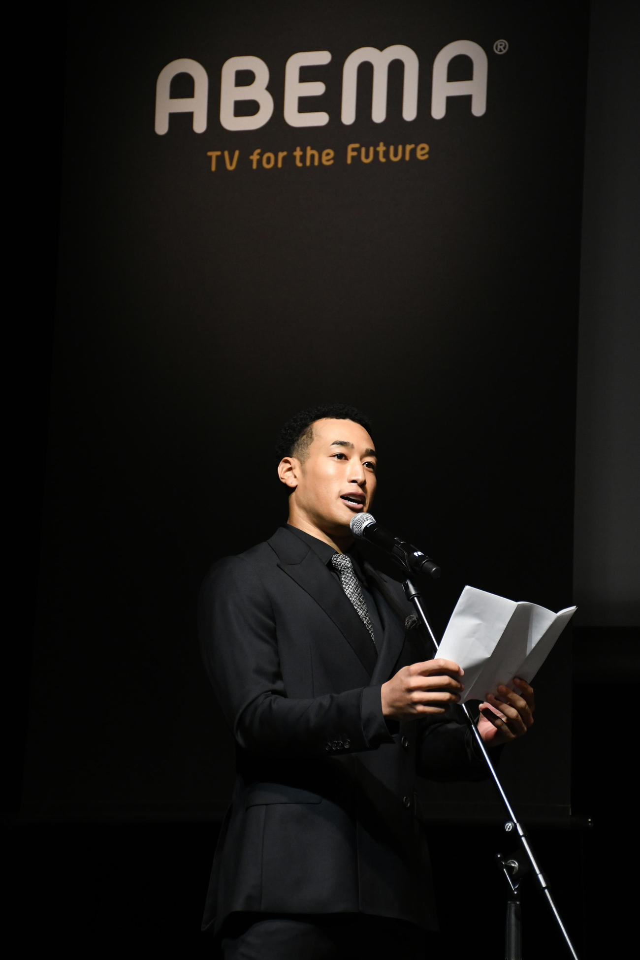 ABEMAドラマ「覆面D」配信決定プレミアイベントで主演として共演者に手紙で感謝する関口メンディー（撮影・大友陽平）