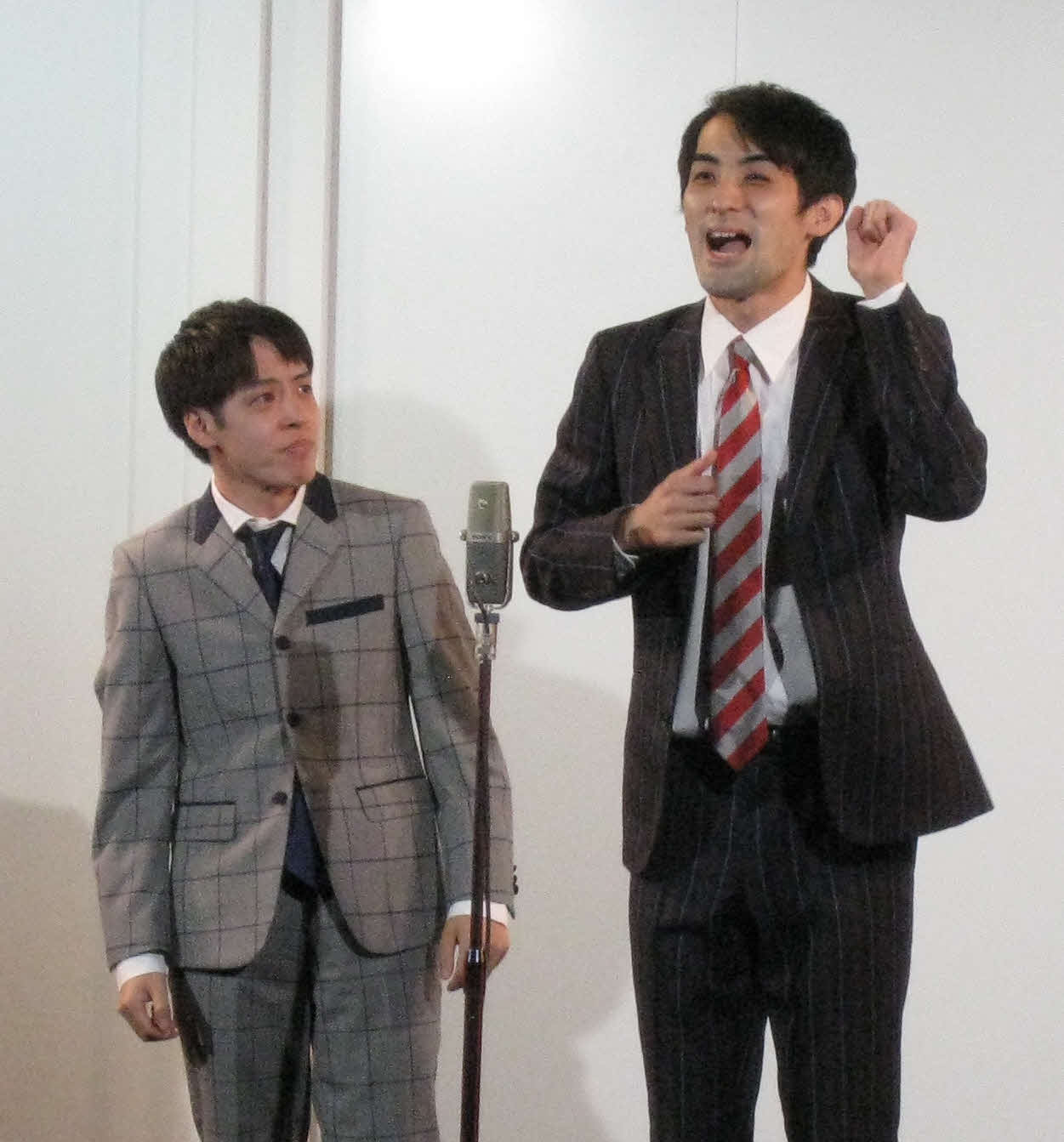 初詣の妄想をテンポ良くかけ合い優勝した、さすらいラビーの宇野（左）と中田（撮影・吉池彰）
