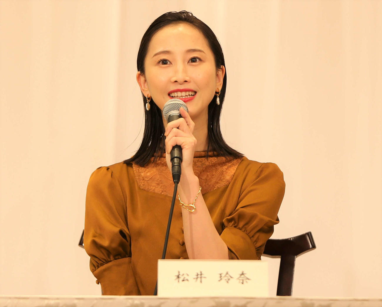 音楽劇「歌妖曲～中川大志之丞変化～」の製作発表で意気込みを笑顔で語る松井玲奈（撮影・星夏穂）