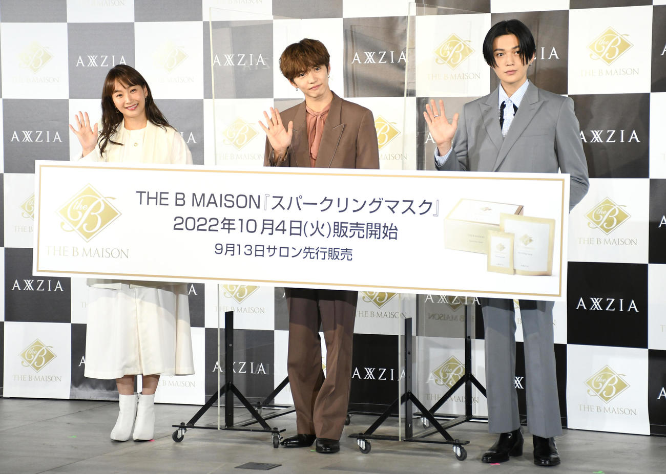 アクシージア「THE B MAISON」新商品発表会に出席した、左から藤本美貴、佐藤大樹、八木勇征（撮影・大友陽平）