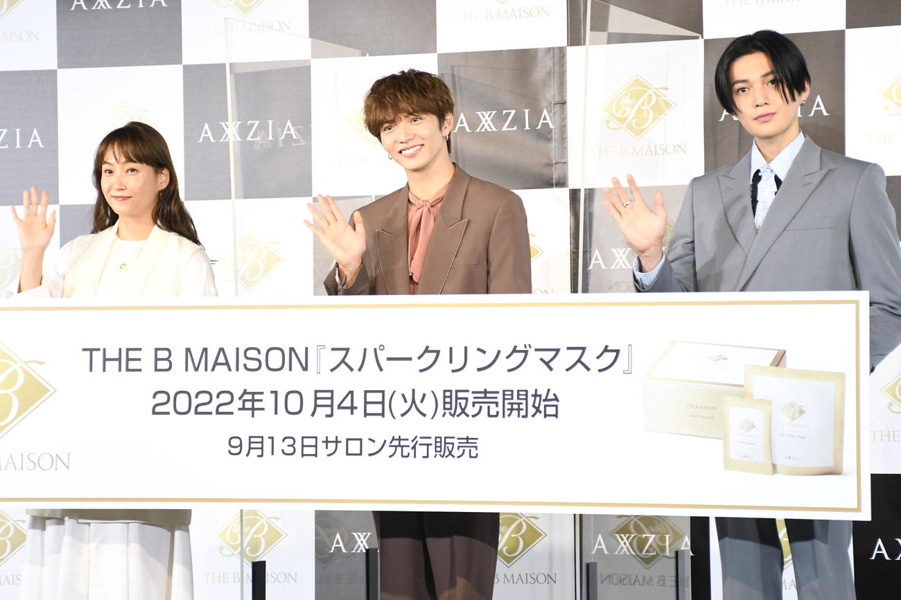 アクシージア「THE B MAISON」新商品発表会に出席した、左から藤本美貴、佐藤大樹、八木勇征（撮影・大友陽平）