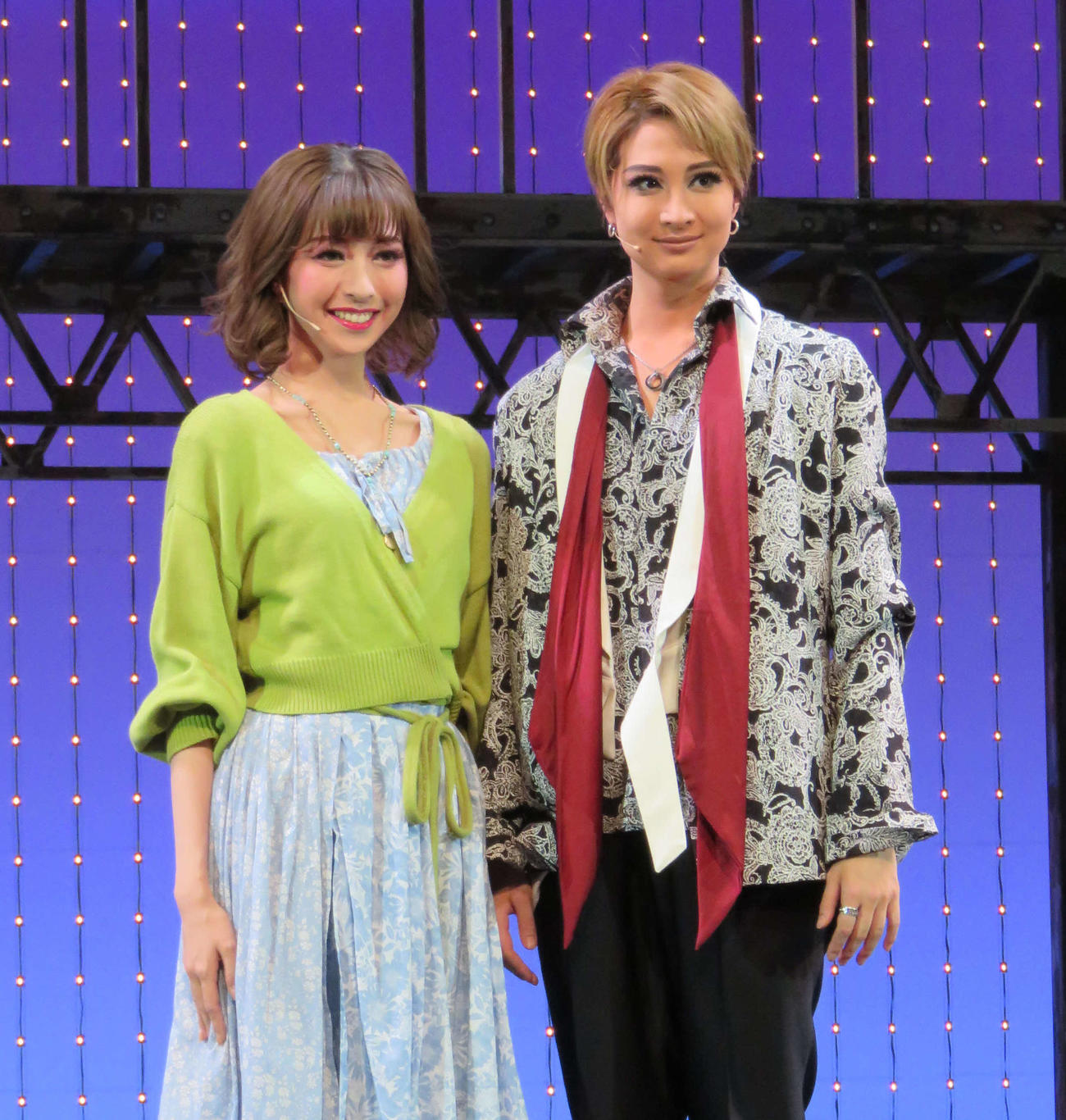 宙組の新人公演に主演した亜音有星（右）と、相手役ヒロインを務めた山吹ひばり（撮影・村上久美子）