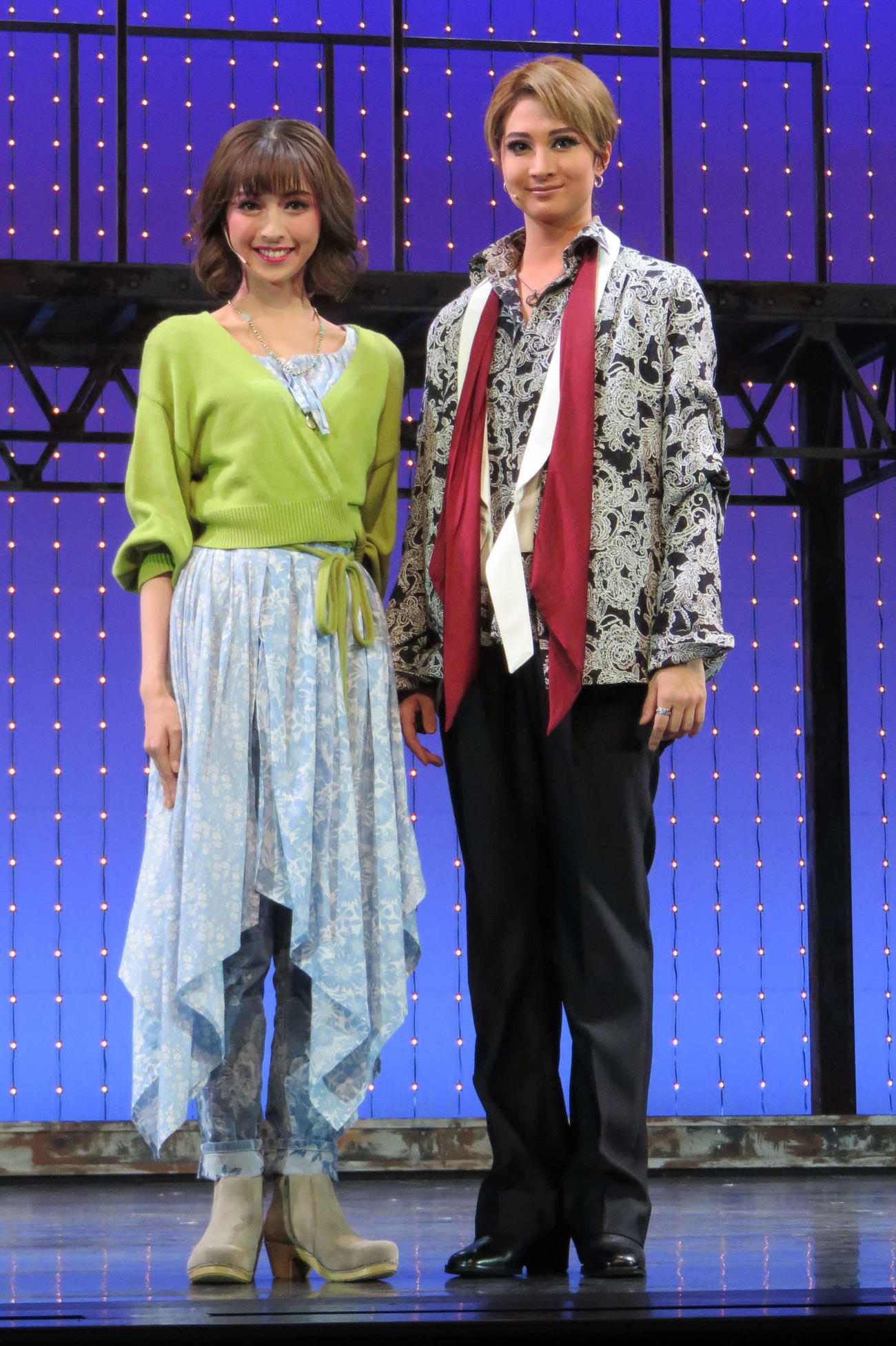 新人公演2度目主演の宙組若手スター亜音有星（右）と、ヒロインを務めた山吹ひばり（撮影・村上久美子）