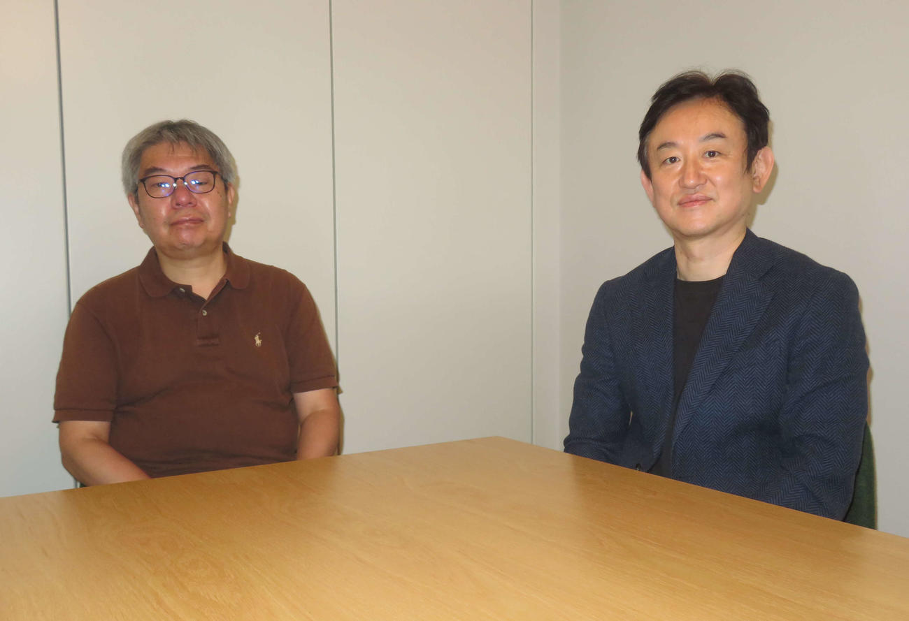 秋元康氏に新アイドルグループのプロデュースをオファーした株式会社オーバース代表取締役の佐藤義仁氏（左）と取締役CEOの澤昭人氏
