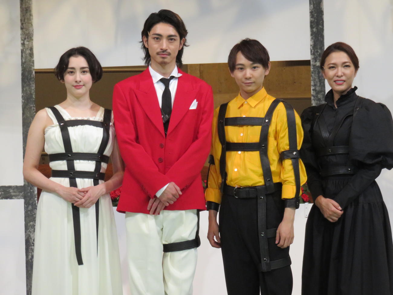 舞台「血の婚礼」前日会見に出席した（左から）早見あかり、木村達成、須賀健太、安蘭けい