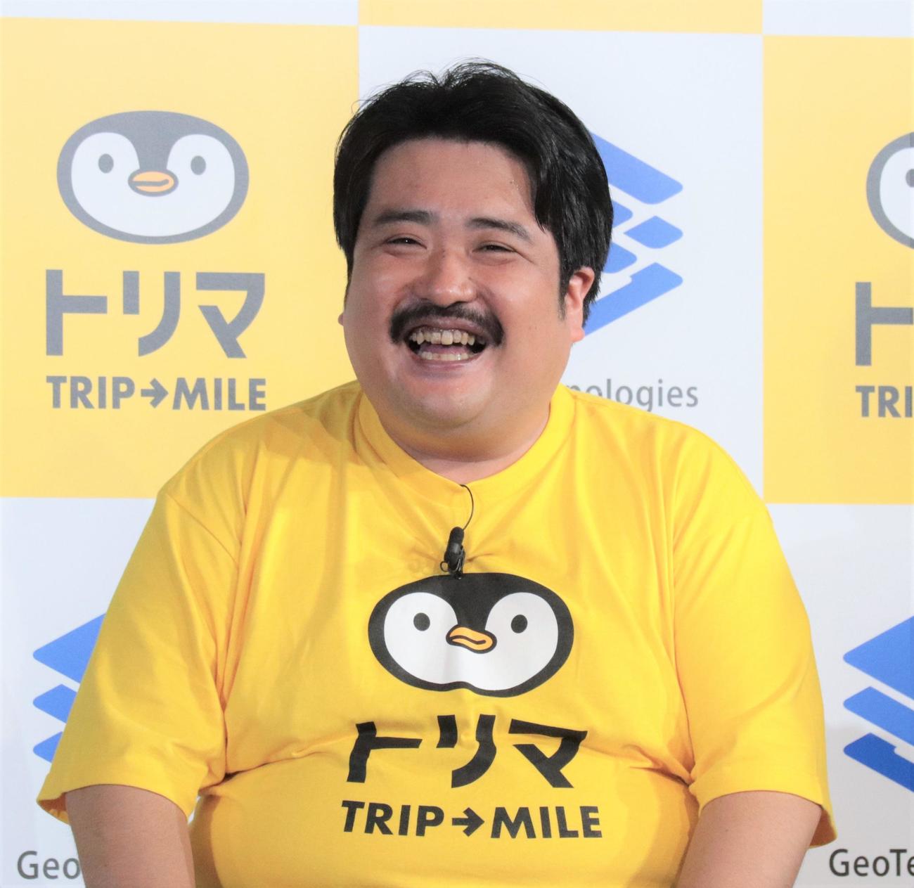 「スマホアプリ『トリマ』1000万ダウンロード記念発表会」で笑顔を見せる空気階段の鈴木もぐら（撮影・藤塚大輔）