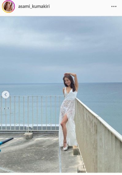 海をバックにセクシーなポーズでグラビア撮影に臨んだ熊切あさ美（インスタグラムより）