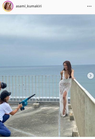 海をバックにセクシーなポーズでグラビア撮影に臨んだ熊切あさ美（インスタグラムより）