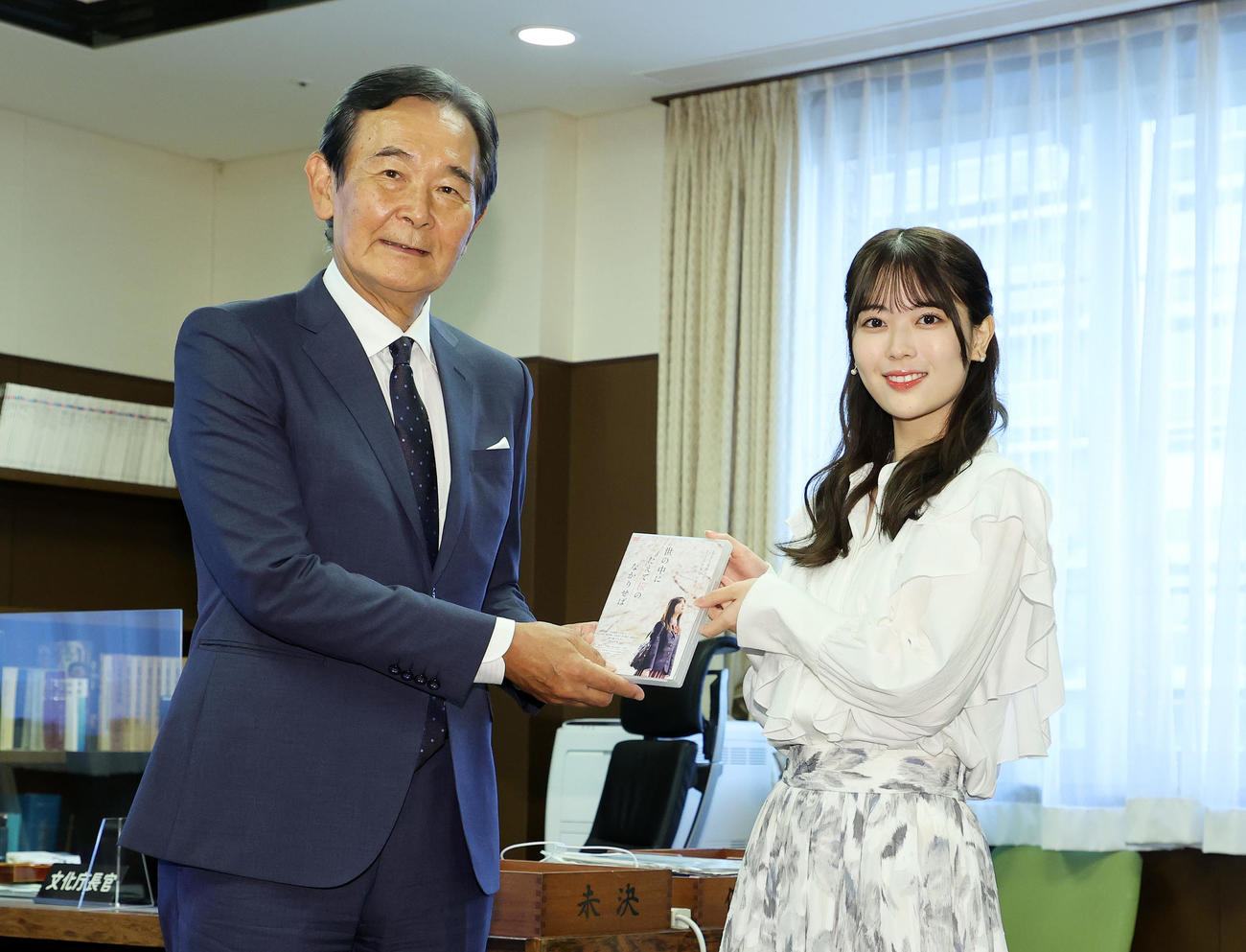 都倉文化庁長官（左）にDVDを渡す岩本蓮加（撮影・鈴木正人）