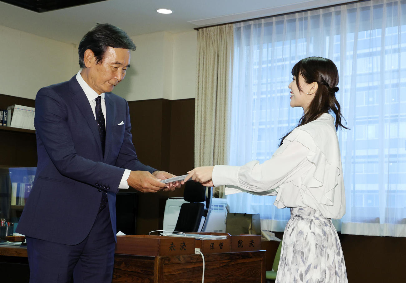 都倉文化庁長官（左）にDVDを渡す岩本蓮加（撮影・鈴木正人）