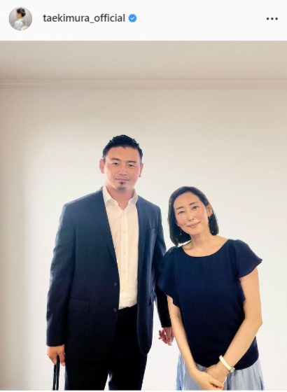 五郎丸歩氏とのツーショット写真を掲載した木村多江（インスタグラムより）