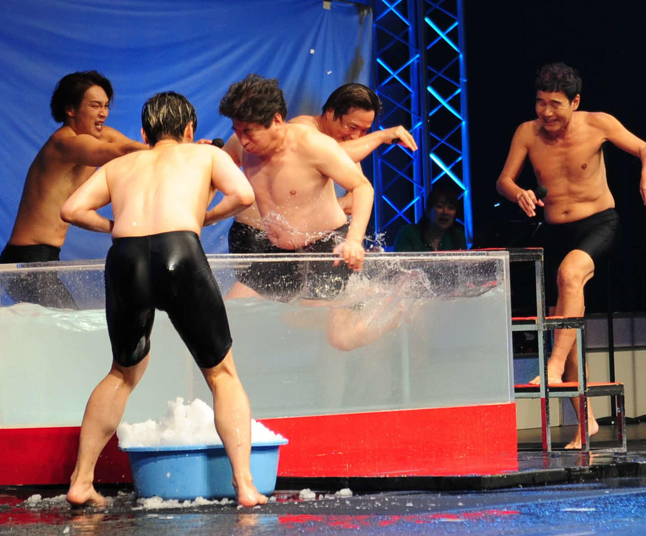 熱湯風呂に入る寺門ジモン