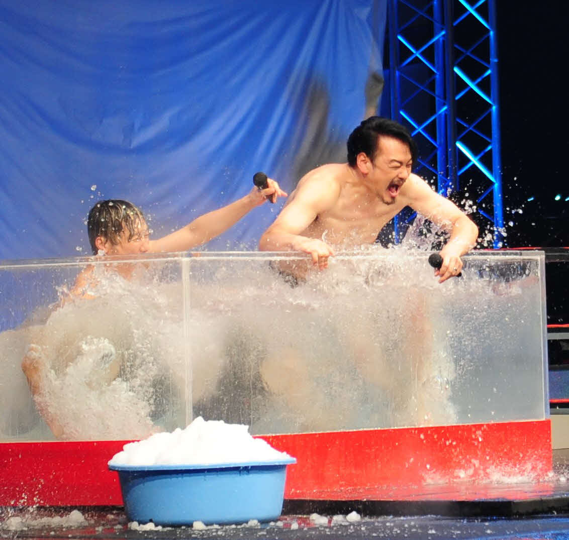 初めて熱湯風呂に入る小田井涼平（右）