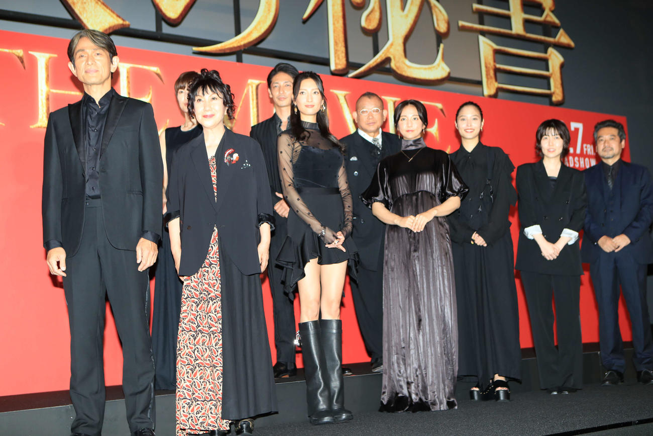 映画「七人の秘書THEMOVIE」の完成披露試写会で記念撮影する、前列左から江口洋介、室井滋、菜々緒、木村文乃、広瀬アリス、シム・ウンギョン、田村直己監督、後列左から吉瀬美智子、玉木宏、笑福亭鶴瓶（撮影・星夏穂）