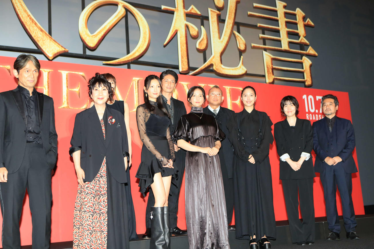 映画「七人の秘書THEMOVIE」の完成披露試写会で記念撮影する、前列左から江口洋介、室井滋、菜々緒、木村文乃、広瀬アリス、シム・ウンギョン、田村直己監督、後列左から吉瀬美智子、玉木宏、笑福亭鶴瓶（撮影・星夏穂）