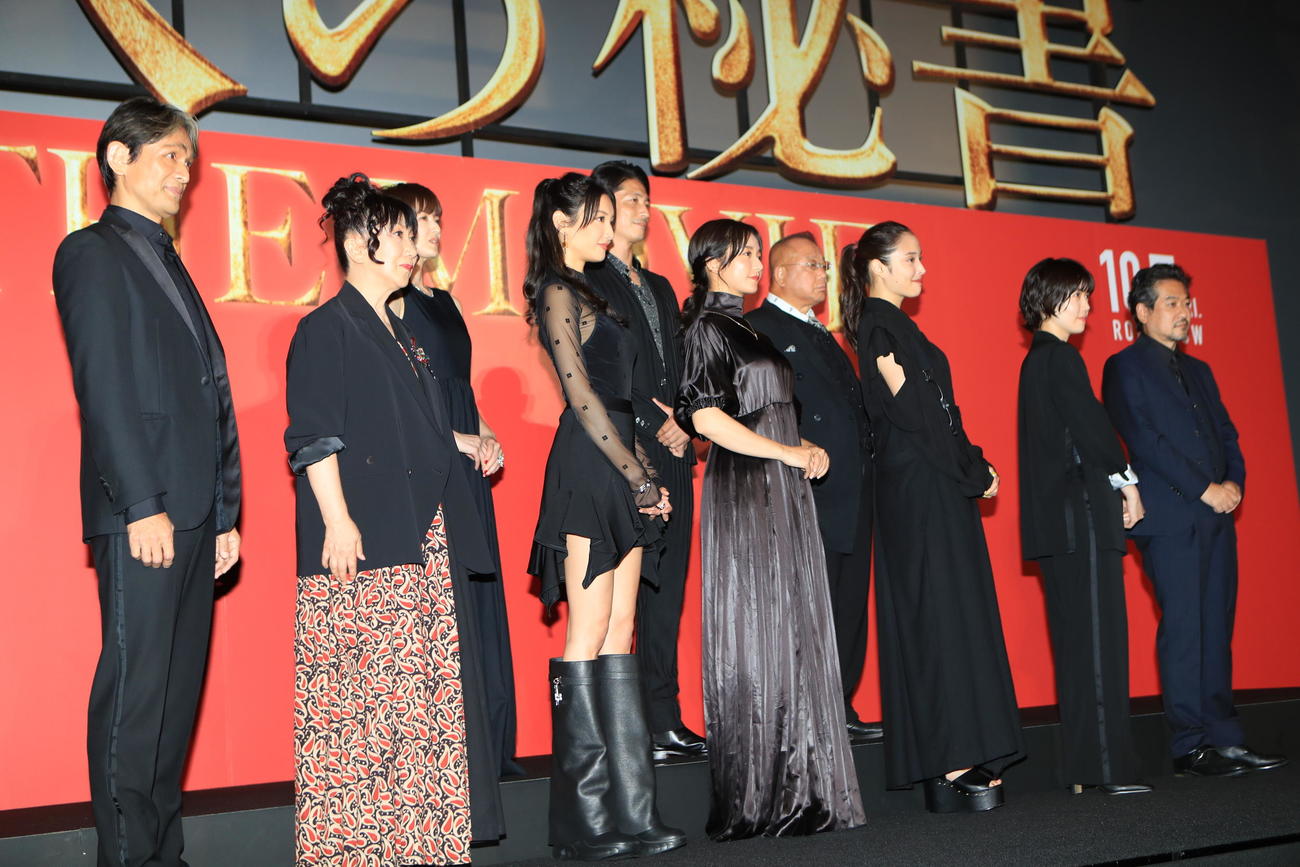 映画「七人の秘書THEMOVIE」の完成披露試写会で記念撮影する、前列左から江口洋介、室井滋、菜々緒、木村文乃、広瀬アリス、シム・ウンギョン、田村直己監督、後列左から吉瀬美智子、玉木宏、笑福亭鶴瓶（撮影・星夏穂）