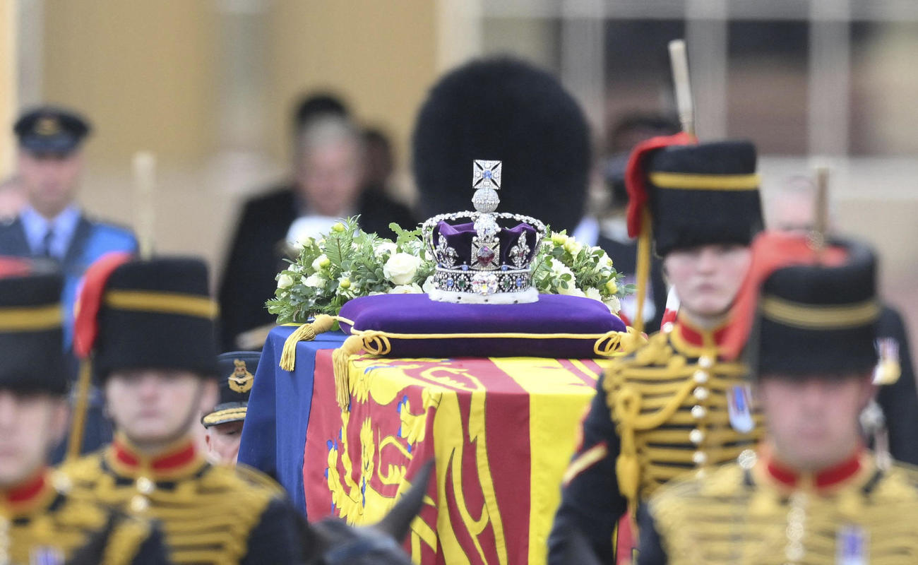 エリザベス英女王のひつぎの上に置かれた王冠＝14日、ロンドン（ロイター＝共同）