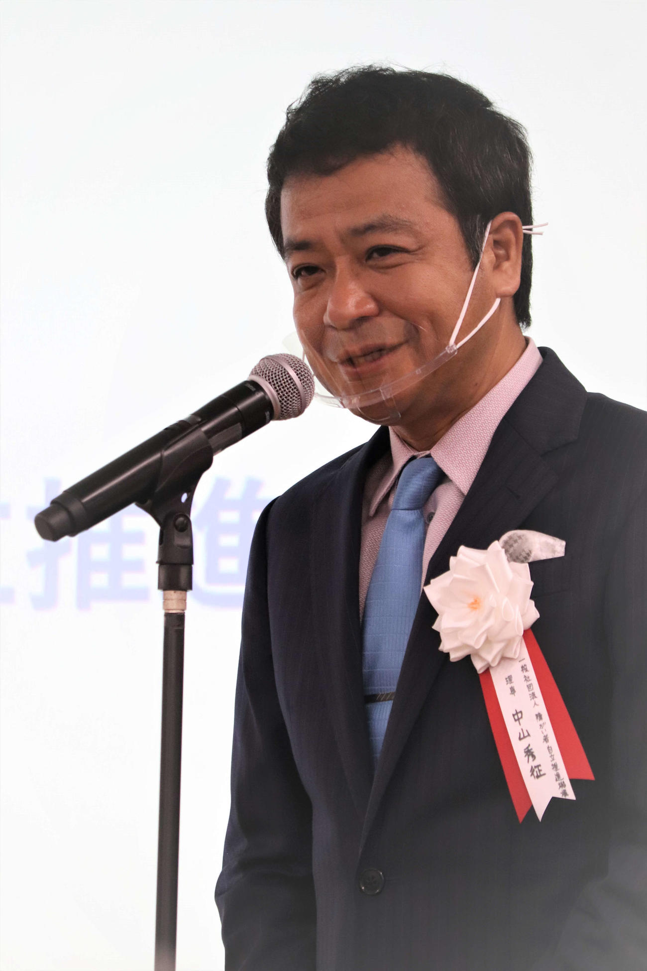 「ファイントゥデイ資生堂　パラリンアートコンテスト表彰式」であいさつする中山秀征（撮影・加藤理沙）