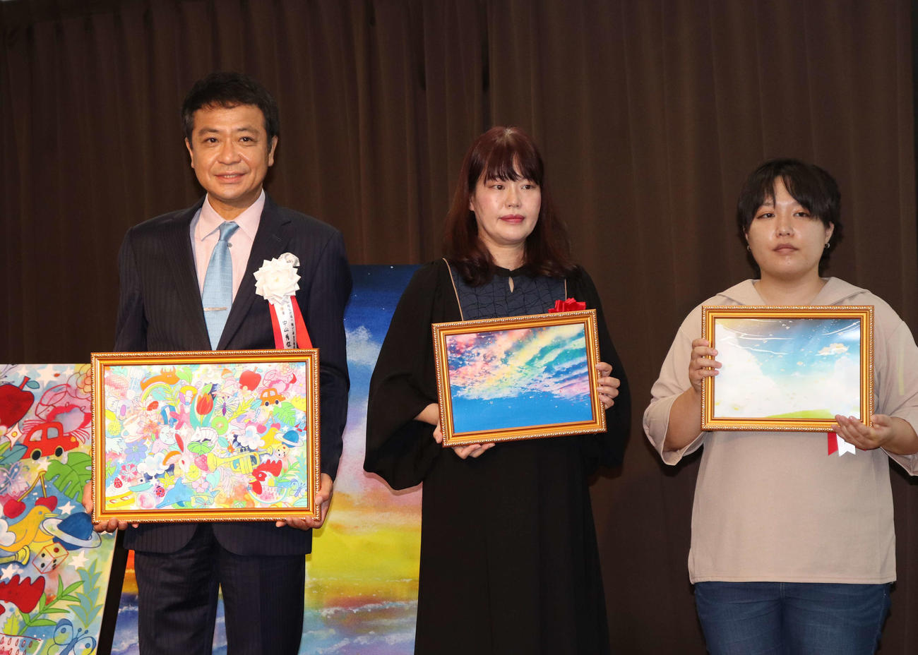 「ファイントゥデイ資生堂　パラリンアートコンテスト表彰式」で受賞者と記念撮影する中山秀征（撮影・加藤理沙）