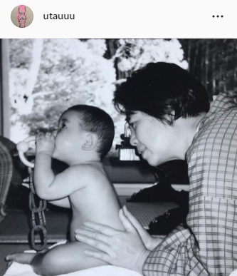 生まれて間もない乳児の世話をする樹木希林さん（UTAのインスタグラムより）