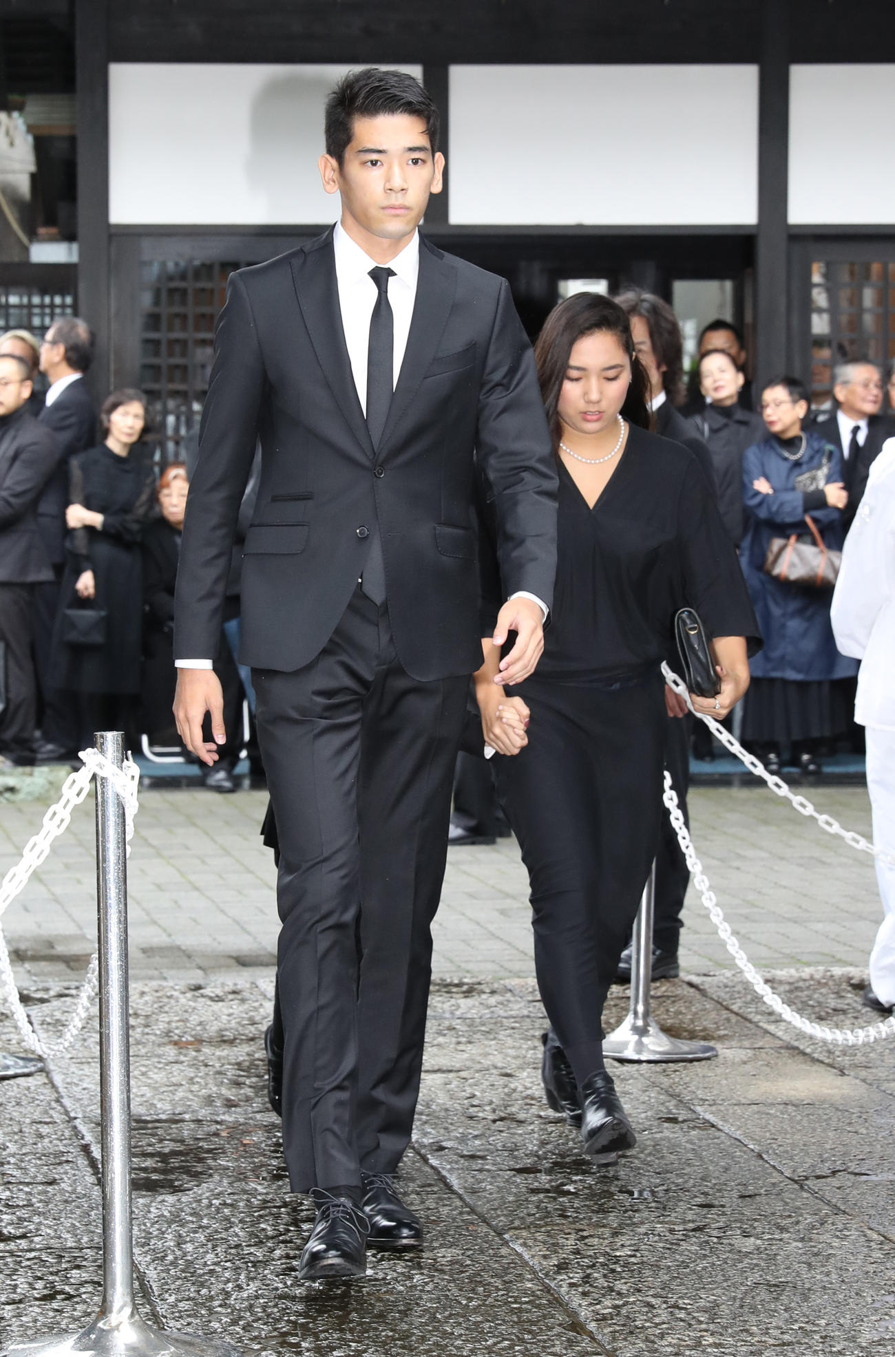 樹木希林さんの葬儀のため光林寺に到着した内田雅楽（UTA＝左）と内田伽羅（2018年9月撮影）