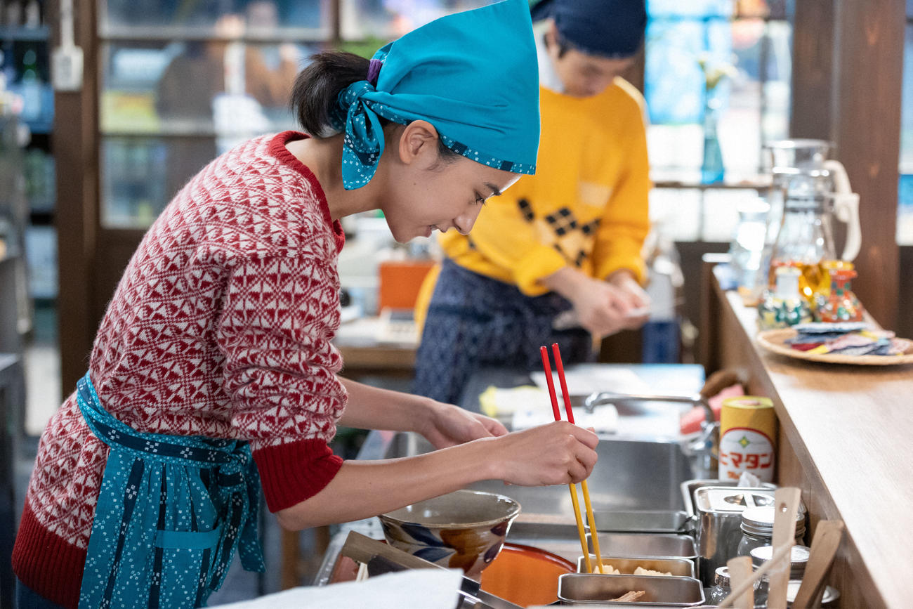 朝ドラ「ちむどんどん」より。青柳暢子（黒島結菜）は多くの客でにぎわう「沖縄料理ちむどんどん」の厨房で奮闘(C)NHK