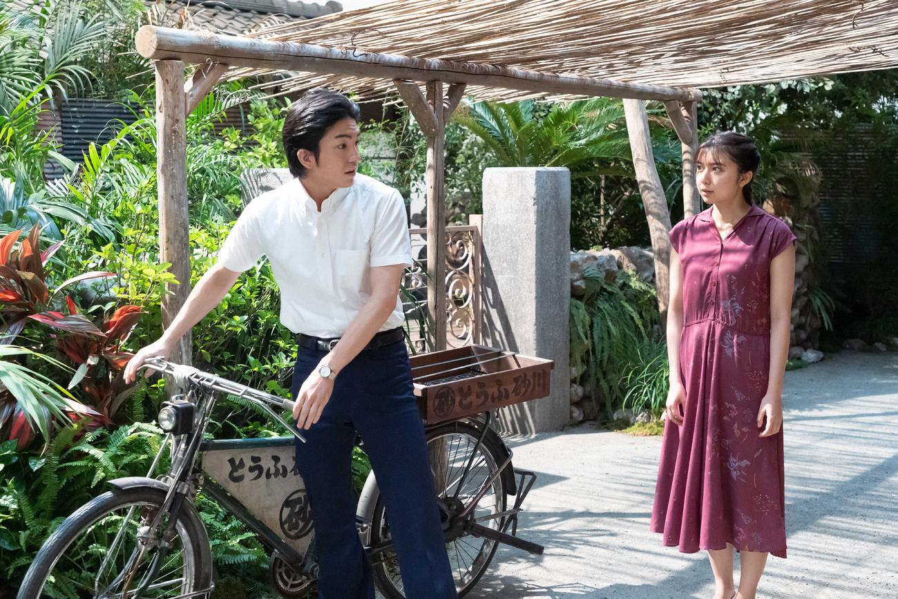 朝ドラ「ちむどんどん」より。砂川智（左＝前田公輝）と比嘉歌子（上白石萌歌）(C)NHK