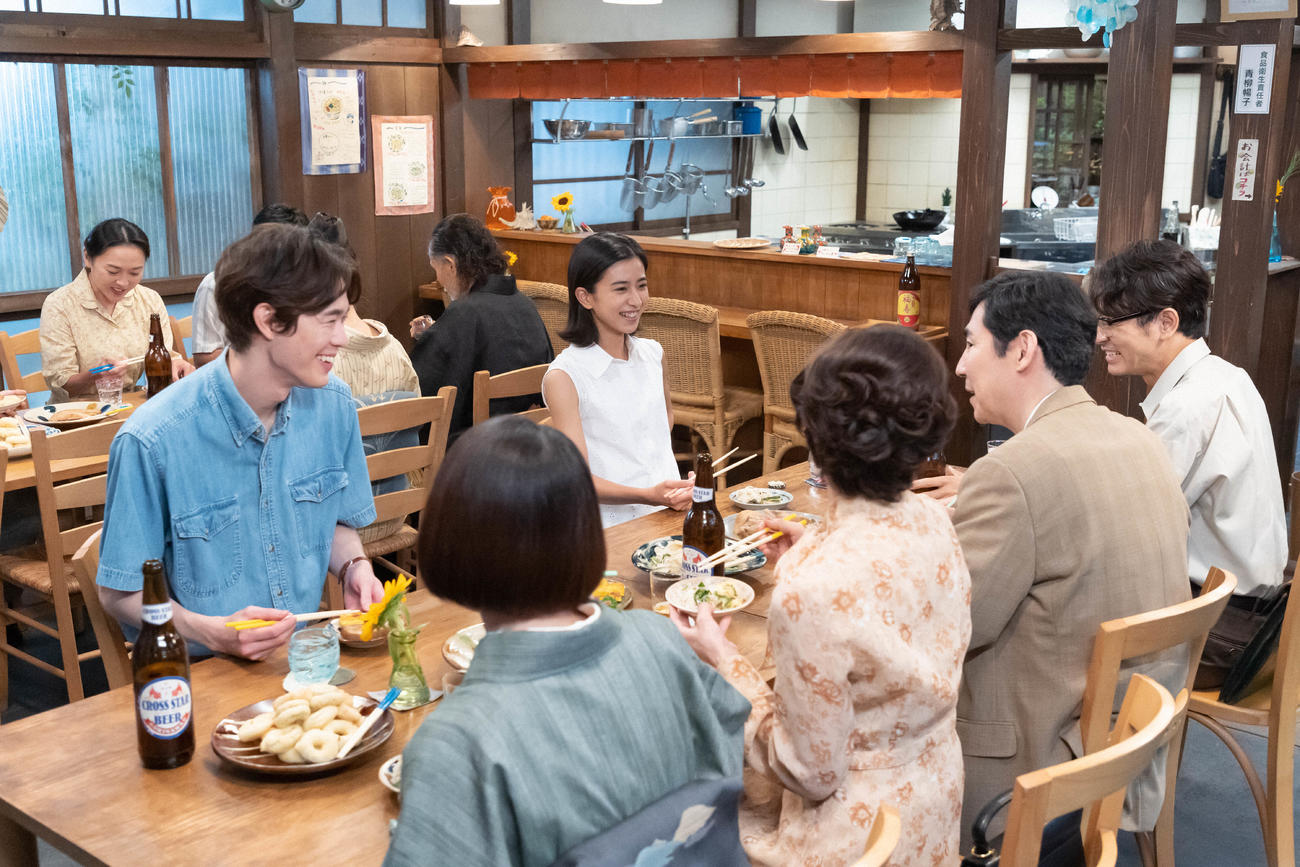 朝ドラ「ちむどんどん」より。沖縄やんばるへの移住を決意した青柳暢子（黒島結菜）と青柳和彦（宮沢氷魚）夫婦の送別会が開かれた(C)NHK