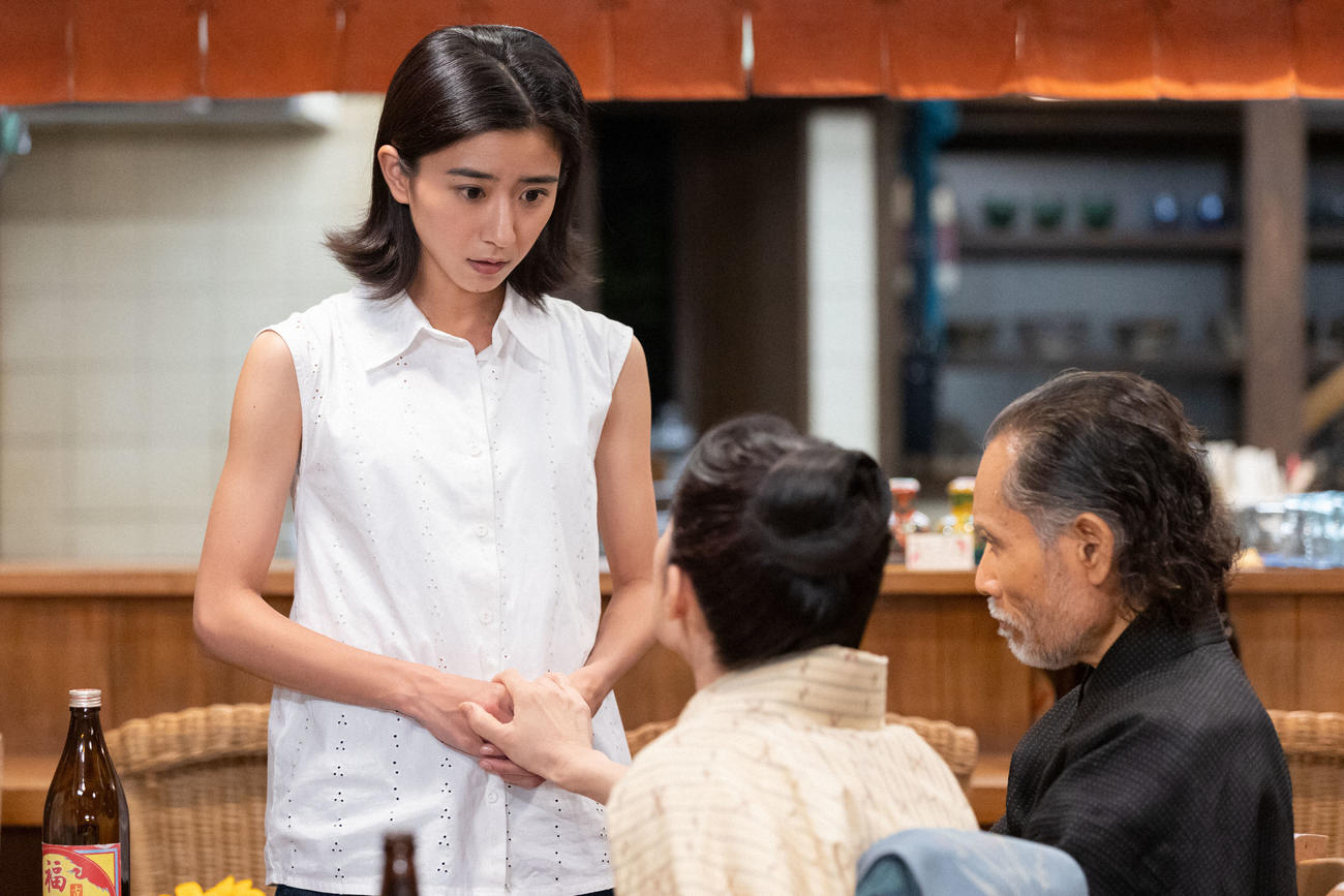 朝ドラ「ちむどんどん」より。世話になった平良三郎（右＝片岡鶴太郎）らと話す青柳暢子（黒島結菜）(C)NHK