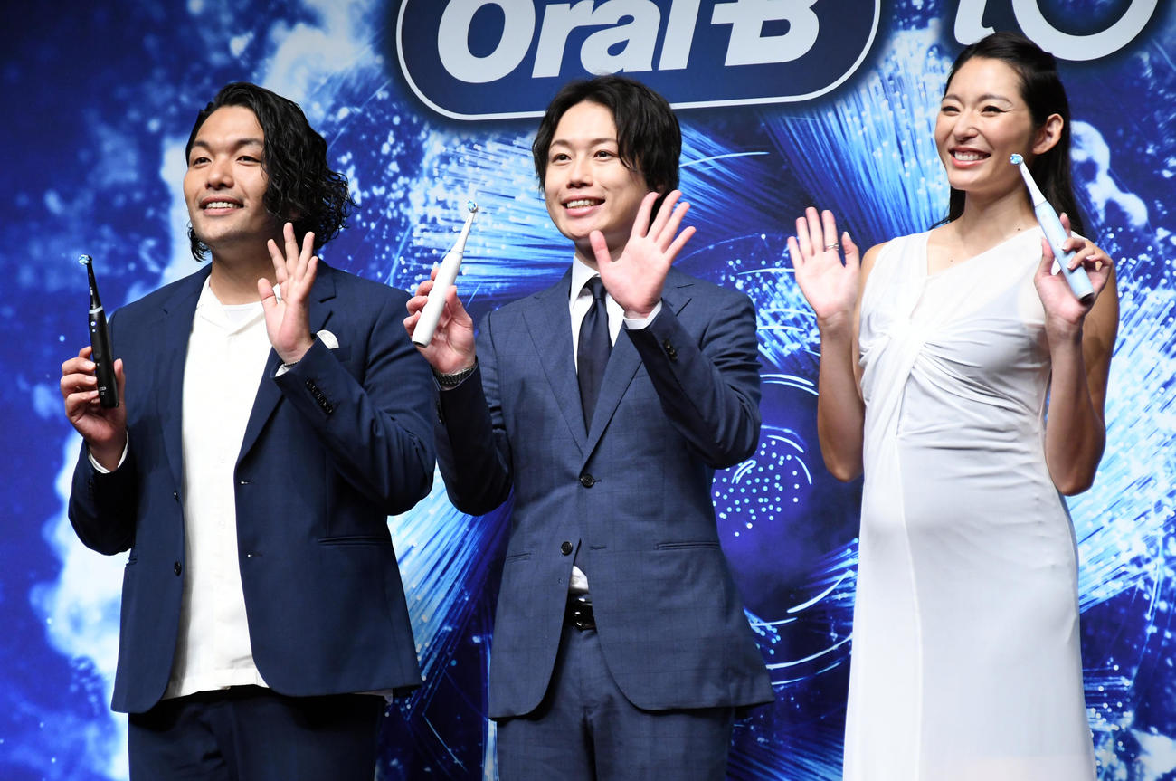 「オーラルB iO新モデル」発表会に出席した、左から見取り図の盛山晋太郎、リリー、福田萌子（撮影・大友陽平）