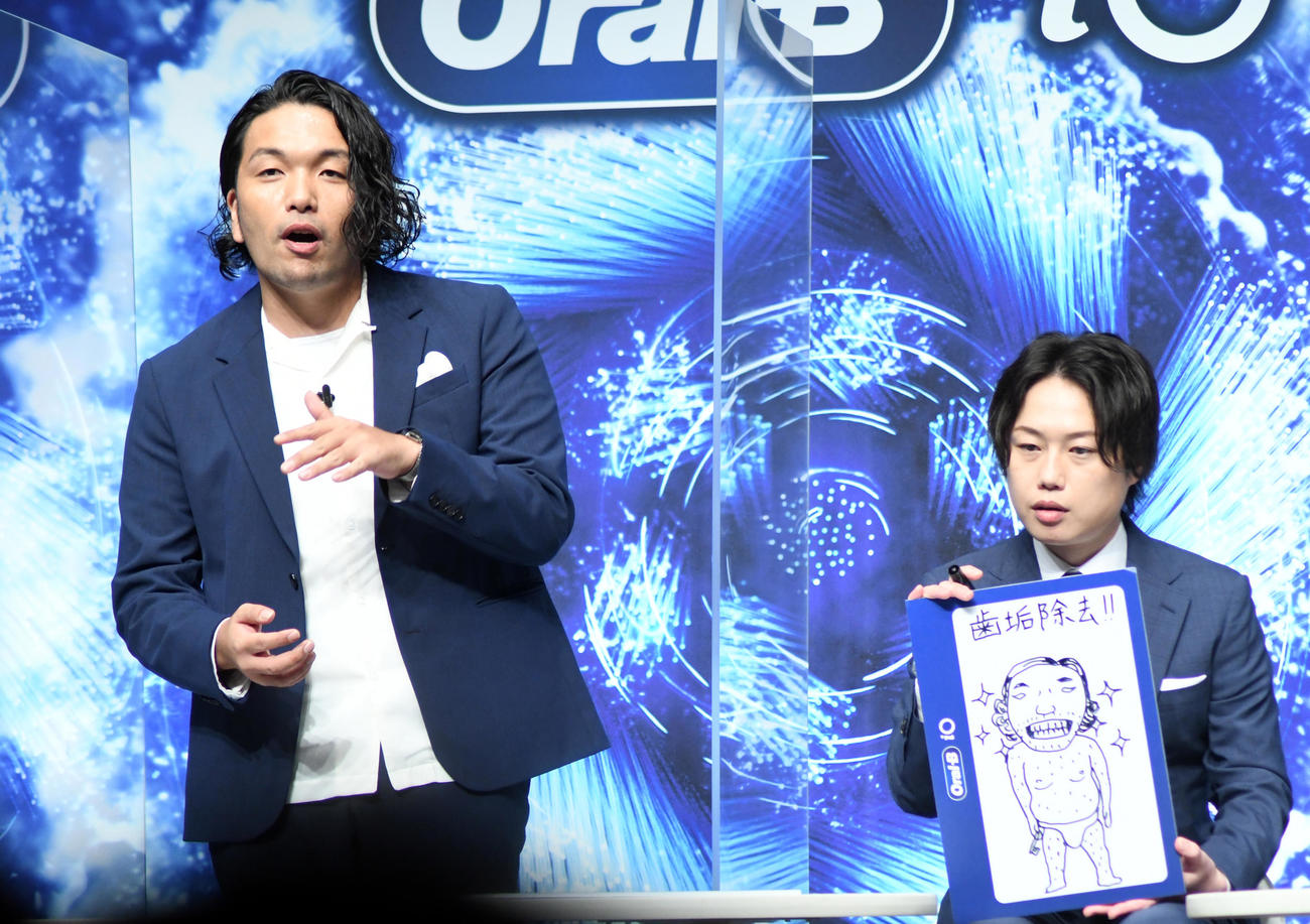 「オーラルB iO新モデル」発表会で得意のラップでアピールする見取り図の盛山晋太郎（左）。右はリリー（撮影・大友陽平）