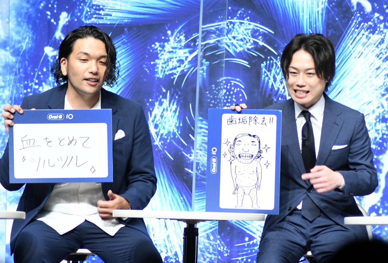 「オーラルB iO新モデル」発表会で相方の似顔絵付きでアピールする見取り図のリリー（右）。左は盛山晋太郎（撮影・大友陽平）